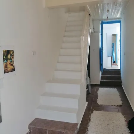 Vakantiehuis Annemotia - 2 Storey House With Garden In Greek Neighborhood