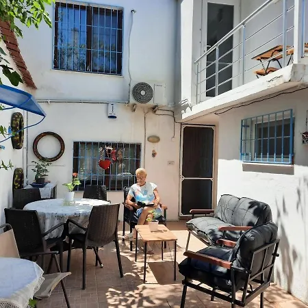 Vakantiehuis Annemotia - 2 Storey House With Garden In Greek Neighborhood