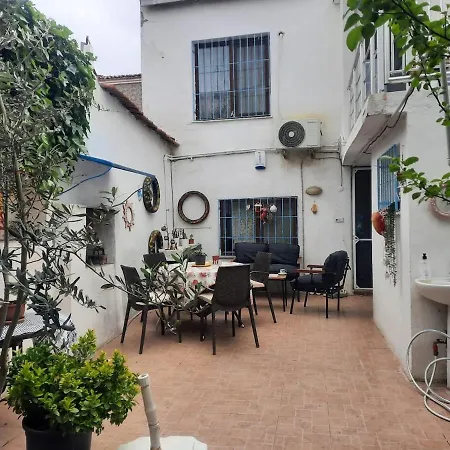 Annemotia - 2 Storey House With Garden In Greek Neighborhood Vakantiehuis *