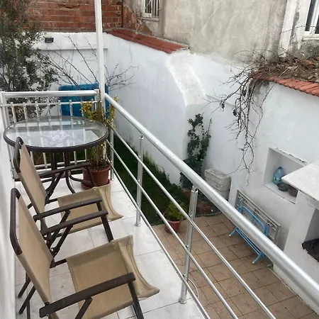 Annemotia - 2 Storey House With Garden In Greek Neighborhood Vakantiehuis *